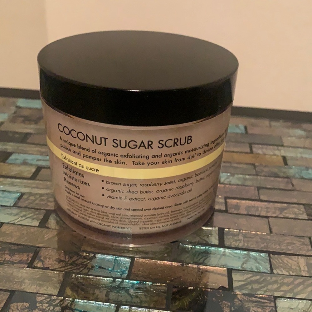- Whish
Sugar Scrub - Coconut
170 g / 6 oz